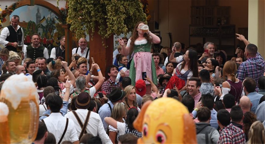 Ξεκίνησε το περίφημο Oktoberfest - «Πλημμύρισαν» μπύρα και λουκάνικα οι δρόμοι του Μονάχου - Φωτογραφία 7