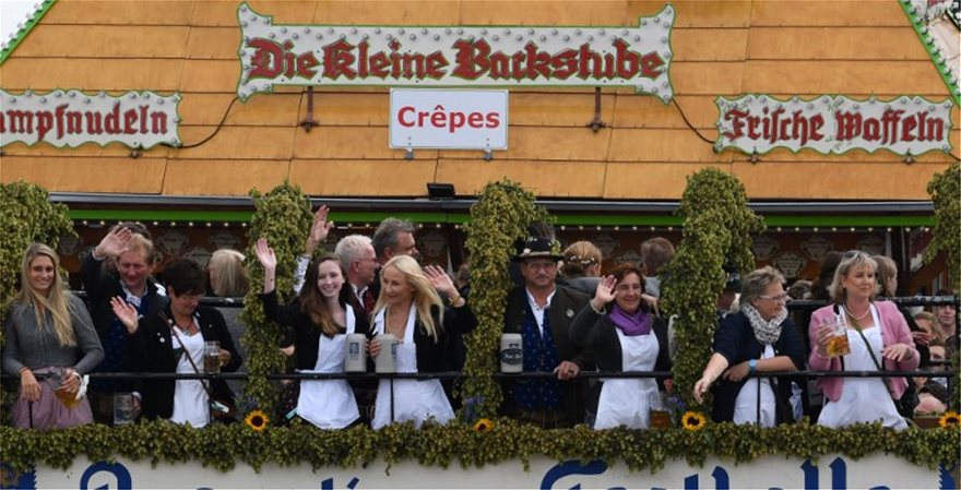 Ξεκίνησε το περίφημο Oktoberfest - «Πλημμύρισαν» μπύρα και λουκάνικα οι δρόμοι του Μονάχου - Φωτογραφία 8