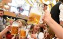 Ξεκίνησε το περίφημο Oktoberfest - «Πλημμύρισαν» μπύρα και λουκάνικα οι δρόμοι του Μονάχου - Φωτογραφία 1