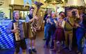 Ξεκίνησε το περίφημο Oktoberfest - «Πλημμύρισαν» μπύρα και λουκάνικα οι δρόμοι του Μονάχου - Φωτογραφία 10