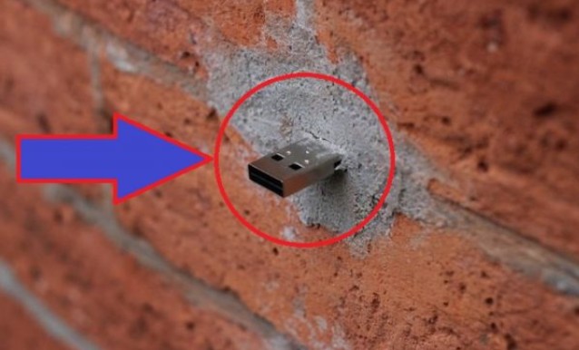 ΑΠΙΣΤΕΥΤΟ: Είδε ένα στικάκι καρφωμένο στον τοίχο - Όταν το ένωσε στο pc δεν φαντάζεστε τι βρήκε μέσα... [photos] - Φωτογραφία 1