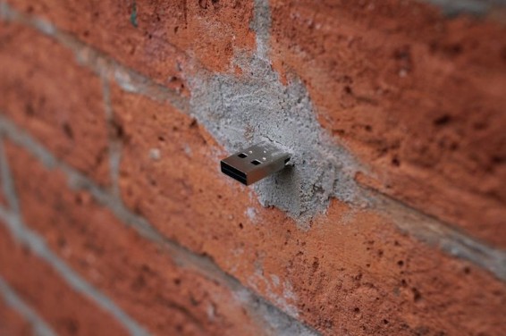 ΑΠΙΣΤΕΥΤΟ: Είδε ένα στικάκι καρφωμένο στον τοίχο - Όταν το ένωσε στο pc δεν φαντάζεστε τι βρήκε μέσα... [photos] - Φωτογραφία 2