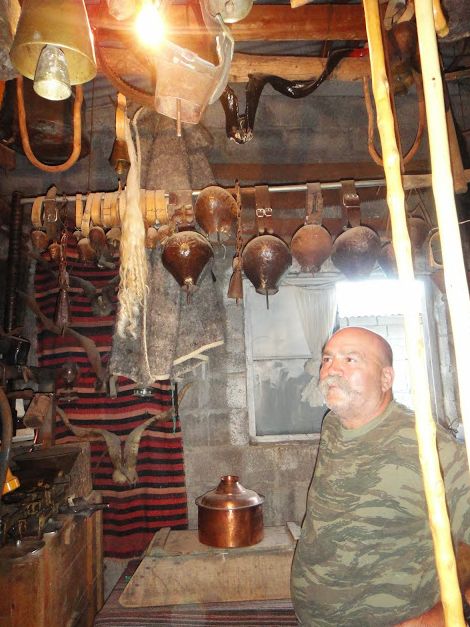 ΝΩΝΤΑΣ ΝΙΚΑΚΗΣ: Ο ταχυδρόμος Γιώργος Τσιτσιβός που υπηρέτησε στο ταχυδρομείο Μοναστηρακίου Βόνιτσας, ίδρυσε λαογραφικό μουσείο στο χωριό του την Ποταμούλα! - Φωτογραφία 3