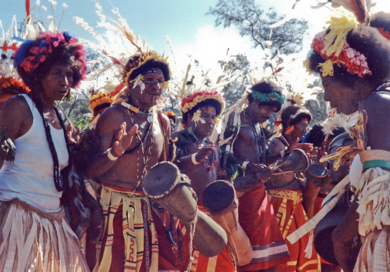Εικόνες - ΣΟΚ! Φυλή στην Παπούα κάνει τα... σημάδια του κροκόδειλου με ΞΥΡΑΦΙ για να... [photos] - Φωτογραφία 1