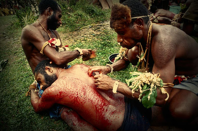 Εικόνες - ΣΟΚ! Φυλή στην Παπούα κάνει τα... σημάδια του κροκόδειλου με ΞΥΡΑΦΙ για να... [photos] - Φωτογραφία 4