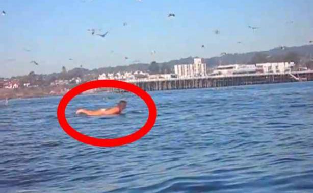 Δείτε προσεκτικά τι θα συμβεί στην κοπέλα μέσα στη θάλασσα! [video] - Φωτογραφία 1