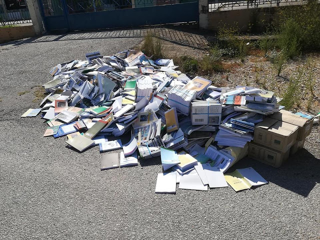 Πολλά βιβλία πεταμένα έξω απο κάδο απορριμάτων στη ΒΟΝΙΤΣΑ | ΦΩΤΟ - Φωτογραφία 1
