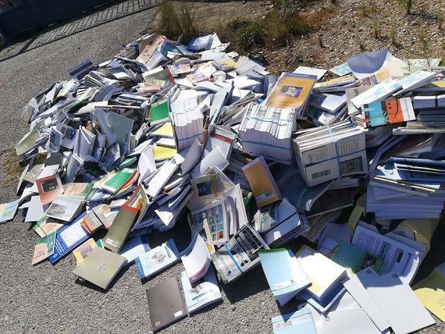 Πολλά βιβλία πεταμένα έξω απο κάδο απορριμάτων στη ΒΟΝΙΤΣΑ | ΦΩΤΟ - Φωτογραφία 2