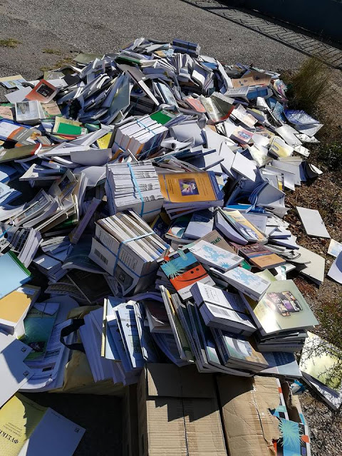 Πολλά βιβλία πεταμένα έξω απο κάδο απορριμάτων στη ΒΟΝΙΤΣΑ | ΦΩΤΟ - Φωτογραφία 5