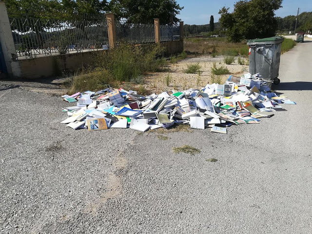Πολλά βιβλία πεταμένα έξω απο κάδο απορριμάτων στη ΒΟΝΙΤΣΑ | ΦΩΤΟ - Φωτογραφία 6