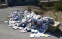 Πολλά βιβλία πεταμένα έξω απο κάδο απορριμάτων στη ΒΟΝΙΤΣΑ | ΦΩΤΟ