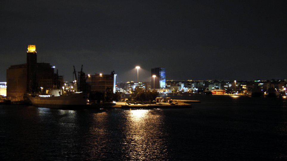 Ταλαιπωρία 1.100 επιβατών από πρόσκρουση δύο επιβατηγών πλοίων στο λιμάνι του Πειραιά - Φωτογραφία 1