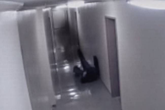 Το βίντεο που έχει προκαλέσει σάλο στο διαδίκτυο: Κάμερα κατέγραψε επίθεση φαντάσματος σε άνδρα! [video] - Φωτογραφία 1