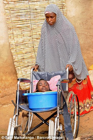 Νιγηρία: Δείτε την 19χρονη που ζει σε μία πλαστική λεκάνη  - Πάσχει από άγνωστη ασθένεια [photos+video] - Φωτογραφία 4