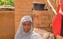Νιγηρία: Δείτε την 19χρονη που ζει σε μία πλαστική λεκάνη  - Πάσχει από άγνωστη ασθένεια [photos+video] - Φωτογραφία 3