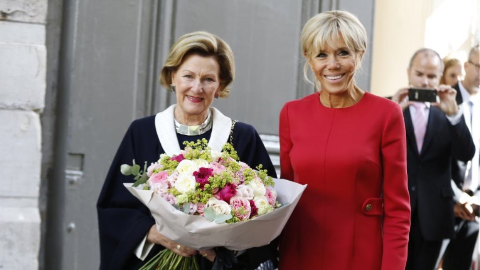Μπριζίτ Μακρόν: Λαμπερή με κόκκινο φόρεμα υποδέχθηκε τη βασίλισσα της Νορβηγίας - Φωτογραφία 1