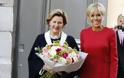 Μπριζίτ Μακρόν: Λαμπερή με κόκκινο φόρεμα υποδέχθηκε τη βασίλισσα της Νορβηγίας