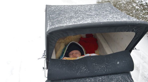 Γιατί οι Βόρειοι αφήνουν τα καρότσια με τα μωρά έξω στο πολικό κρύο; - Φωτογραφία 2