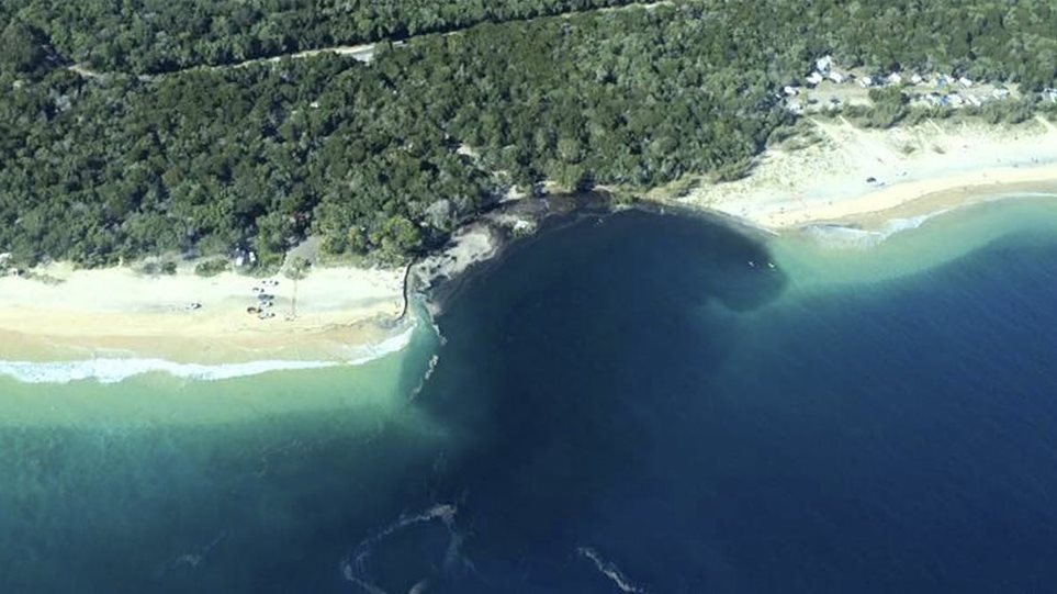 Η Πύλη της Κόλασης στην Αυστραλία: Τεράστια τρύπα «καταπίνει» παραλία στο Κουίνσλαντ - Φωτογραφία 1
