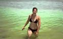 Κοπέλα κολυμπάει στη Νεκρά θάλασσα και δείτε τι γίνεται… [video]