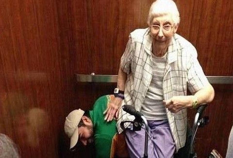 Δείτε τι έκανε όταν κλείστηκε στο ασανσέρ με μια ανήμπορη γιαγιά... Εσείς θα κάνατε κάτι αντίστοιχο; [photo] - Φωτογραφία 1