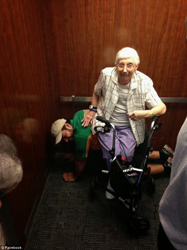 Δείτε τι έκανε όταν κλείστηκε στο ασανσέρ με μια ανήμπορη γιαγιά... Εσείς θα κάνατε κάτι αντίστοιχο; [photo] - Φωτογραφία 2