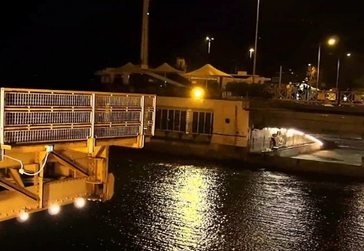 34χρονος έπεσε από τη γέφυρα την ώρα που περνούσε πλοίο - Φωτογραφία 1