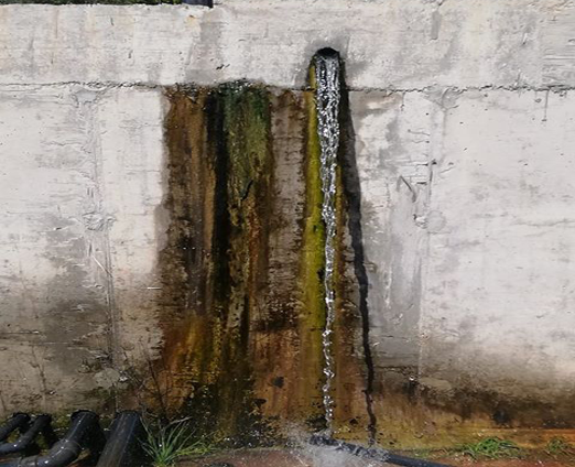 Προβλήματα υδροδότησης στο ΡΙΒΙΟ. Το νερό χύνεται από τη δεξαμενή και οι βρύσες στο μισό χωριό στέρεψαν... - Φωτογραφία 1