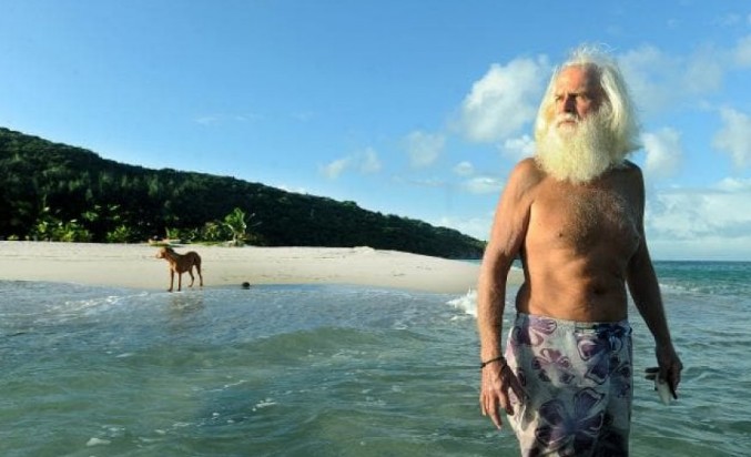 Έχασε όλα του τα χρήματά στο χρηματιστήριο και ζει μόνος σε ένα νησί εδώ και 20 χρόνια - Φωτογραφία 1