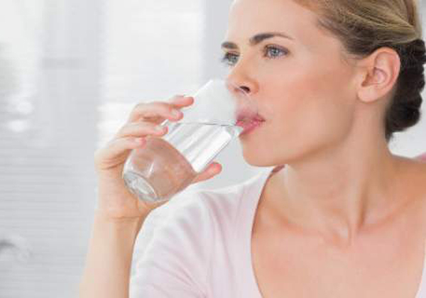 Δεν πίνετε αρκετό νερό; Η ήπια αφυδάτωση μπορεί να επηρεάσει αρνητικά τη συγκέντρωση στις καθημερινές σας συνήθειες - Φωτογραφία 1
