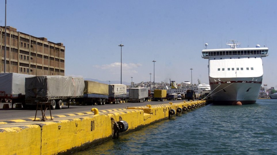 Πρόσκρουση φορτηγών πλοίων στο αγκυροβόλιο του Πειραιά - Φωτογραφία 1