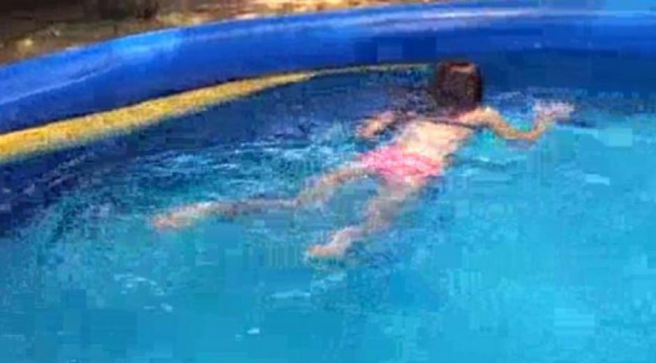 Κοριτσάκι κολυμπάει σε πισίνα μαζί με ένα... [photos] - Φωτογραφία 1