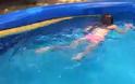 Κοριτσάκι κολυμπάει σε πισίνα μαζί με ένα... [photos]