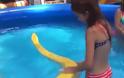 Κοριτσάκι κολυμπάει σε πισίνα μαζί με ένα... [photos] - Φωτογραφία 2