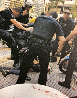 Νέες εικόνες και βίντεο σοκ : Πως ακινητοποίησαν οι αστυνομικοί τον Ζακ Κωστόπουλο και το μαχαίρι - Φωτογραφία 4