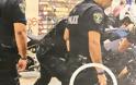 Νέες εικόνες και βίντεο σοκ : Πως ακινητοποίησαν οι αστυνομικοί τον Ζακ Κωστόπουλο και το μαχαίρι - Φωτογραφία 3