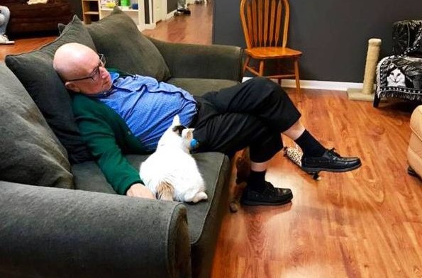 Ο 75χρονος εθελοντής που επισκέπτεται ένα καταφύγιο ζώων και κοιμάται αγκαλιά με τις γάτες - Φωτογραφία 1