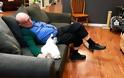 Ο 75χρονος εθελοντής που επισκέπτεται ένα καταφύγιο ζώων και κοιμάται αγκαλιά με τις γάτες