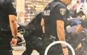 Βίντεο - ντοκουμέντο: Αστυνομικοί χτυπούν τον αιμόφυρτο και αναίσθητο Ζακ Κωστόπουλο! - Φωτογραφία 3