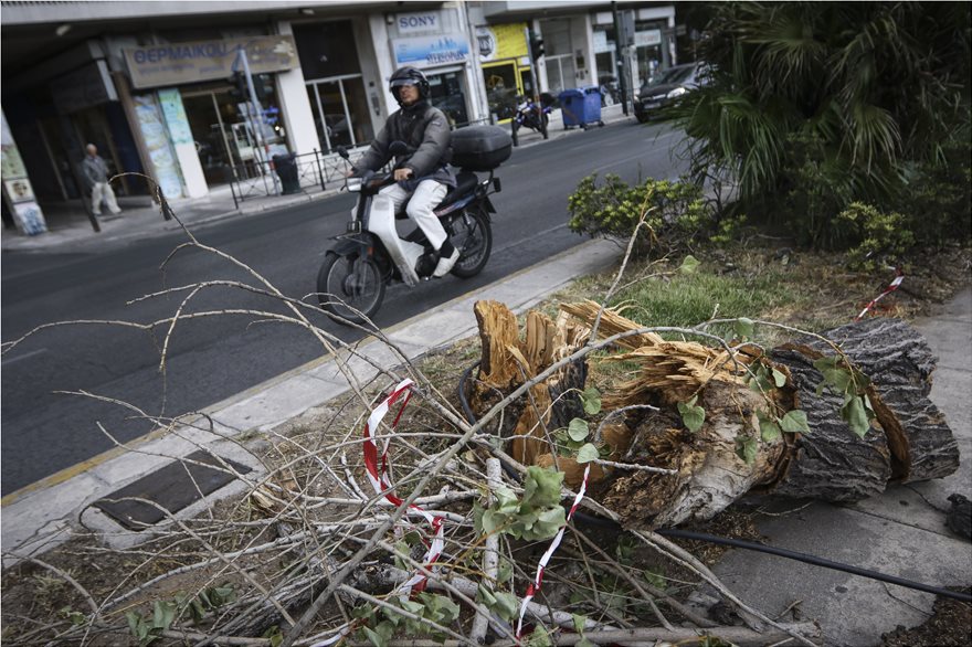 Δεν υποχωρεί η κακοκαιρία: Παραμένουν δεμένα τα πλοία στα λιμάνια - Φωτογραφία 2