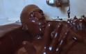Έκανε μπάνιο σε… 272 κιλά Nutella [video]