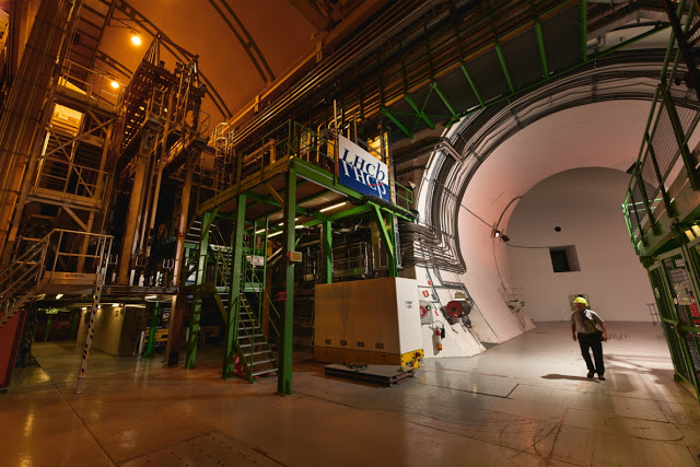 CERN : Το πείραμα LHCb ανακάλυψε δύο, ίσως και τρία νέα σωματίδια - Φωτογραφία 1