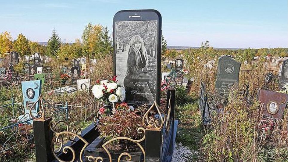 iPhone έγινε... ταφόπλακα σε νεκροταφείο της Ρωσίας! - Φωτογραφία 1
