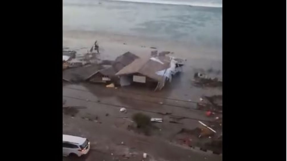 Τσουνάμι «καταπίνει» σπίτια στην Ινδονησία μετά τα 7,5 Ρίχτερ - Φωτογραφία 1