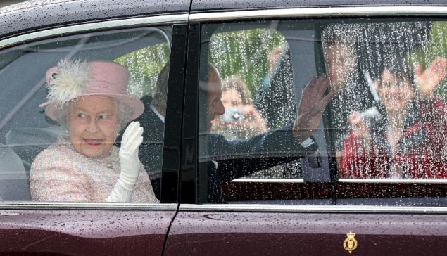 Κι όμως: Η βασίλισσα Ελισάβετ έχει ψεύτικο χέρι για να χαιρετά - Φωτογραφία 2