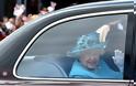 Κι όμως: Η βασίλισσα Ελισάβετ έχει ψεύτικο χέρι για να χαιρετά - Φωτογραφία 1