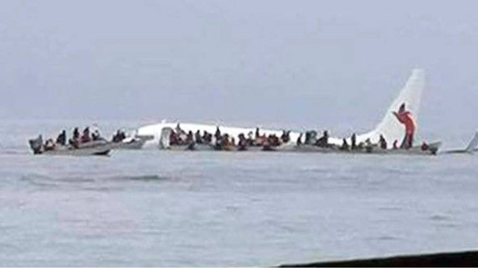Νέα Γουινέα: Αεροπλάνο «προσπέρασε» το αεροδρόμιο και προσγειώθηκε σε λιμνοθάλασσα - Φωτογραφία 1