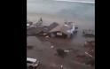 Τσουνάμι «καταπίνει» σπίτια στην Ινδονησία μετά τα 7,5 Ρίχτερ
