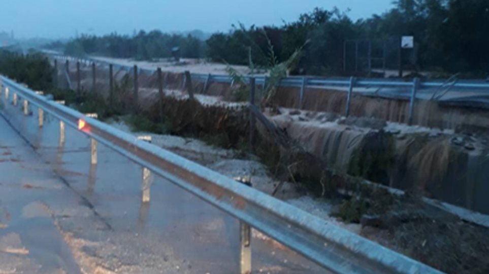 Πλημμύρισε η εθνική οδός Πατρών Αθηνών στο 117ο χιλιόμετρο στο Ξυλόκαστρο - Φωτογραφία 1