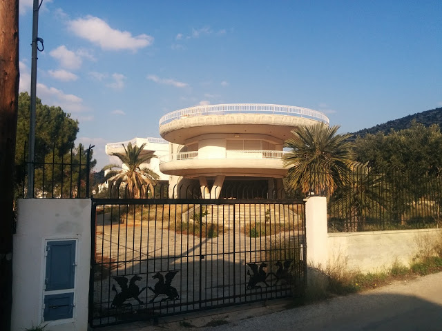 ΑΘΑΝΑΤΗ ΕΛΛΑΔΑ - 40 εξωφρενικές αυθαίρετες κατασκευές που βρίσκονται φυσικά στην Ελλάδα [photos] - Φωτογραφία 23